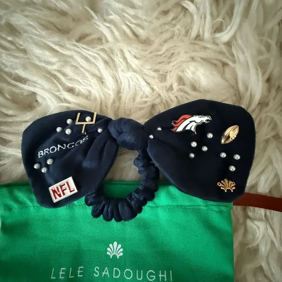 DENVER BRONCOS LELE SADOUGHI X
NFL NAVY BOW SCRUNCHIE - Picture 4 of 5